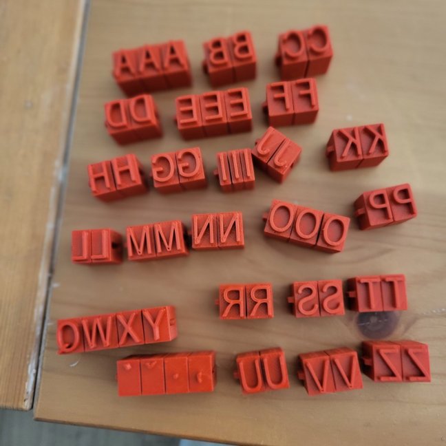 abeceda 10 mm, velká písmena, zacvakávací, bezpatkové písmo